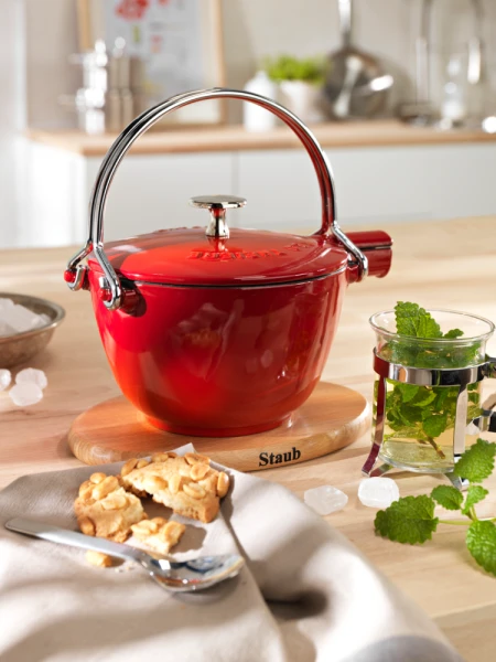 Staub Teekanne Und Wasserkessel Aus Gusseisen In Kirschrot – Bild 2