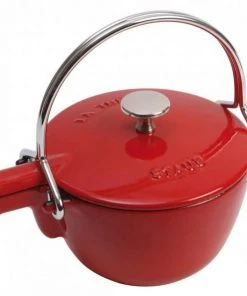 Staub Teekanne Und Wasserkessel Aus Gusseisen In Kirschrot